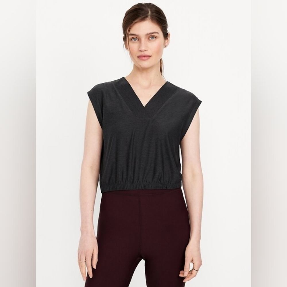 ✨2/$16✨NWT Old Navy CloudMotion V-Neck Tank Crop Top
